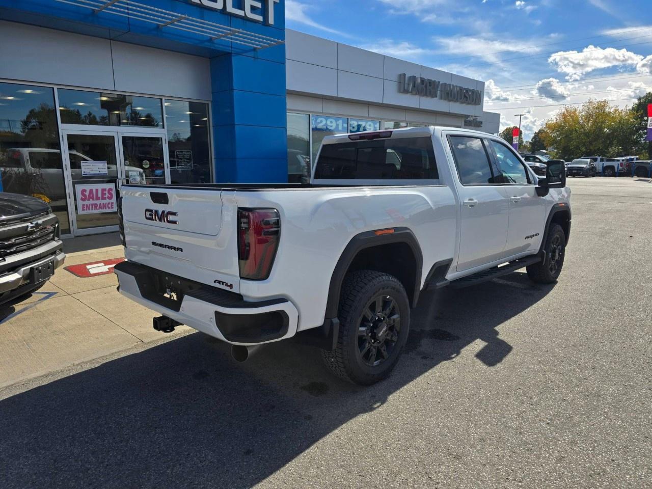 2026 GMC Sierra 3500 HD 4WD Crew Cab Standard Box AT4 Photo2