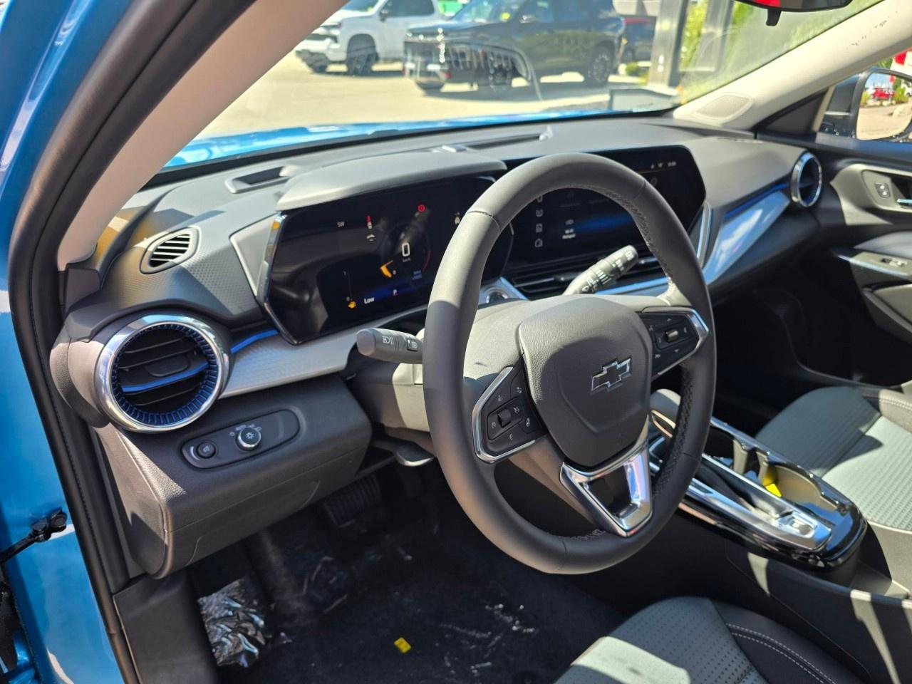2026 Chevrolet Trax Fwd 4dr Lt Photo3
