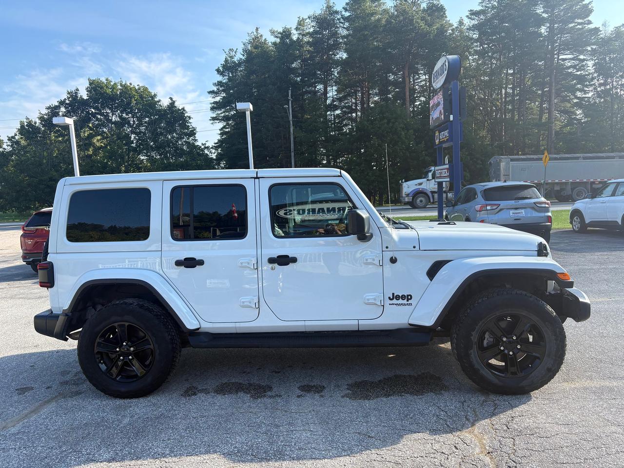 2022 Jeep Wrangler Unlimited Sahara Altitude - Loaded, Like New! Photo4
