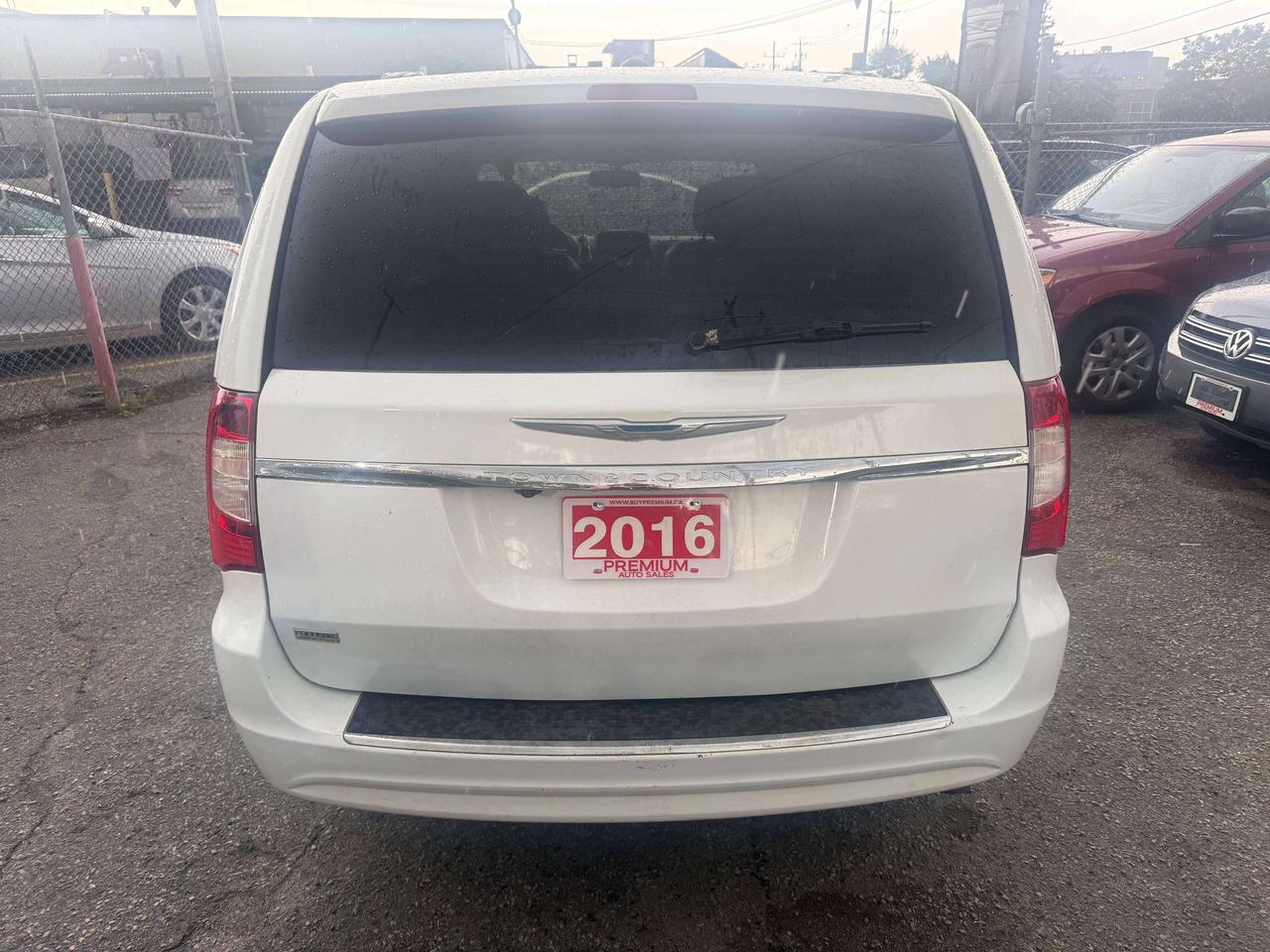 2016 Chrysler Town & Country *** 3 YEAR WARRANTY INCLUDED *** Photo
