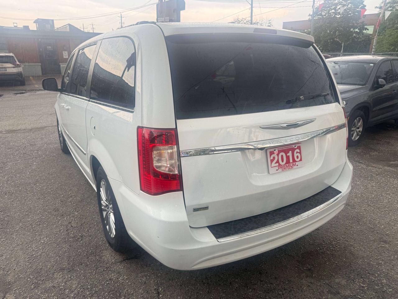 2016 Chrysler Town & Country *** 3 YEAR WARRANTY INCLUDED *** Photo