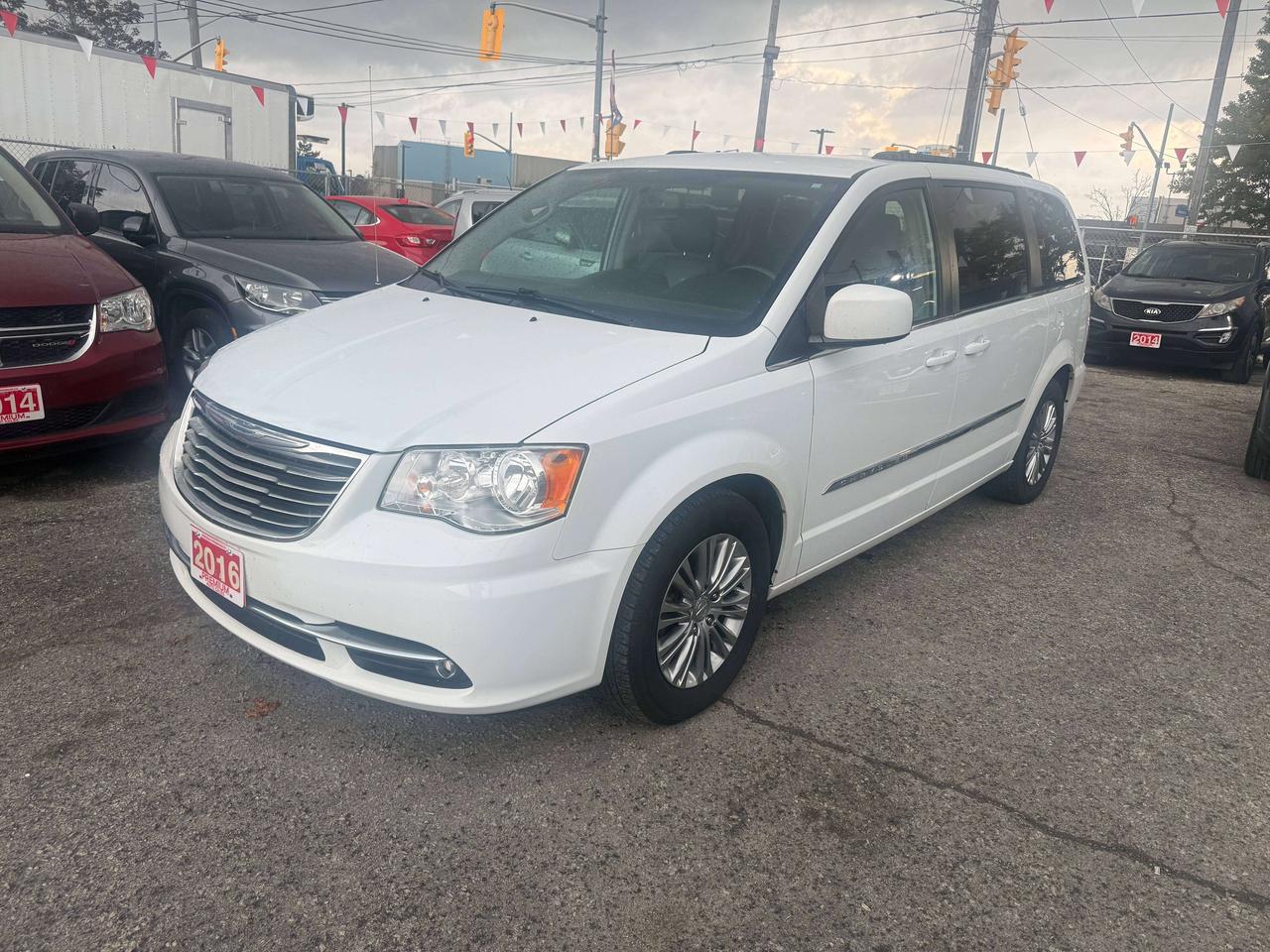 2016 Chrysler Town & Country *** 3 YEAR WARRANTY INCLUDED *** Photo0