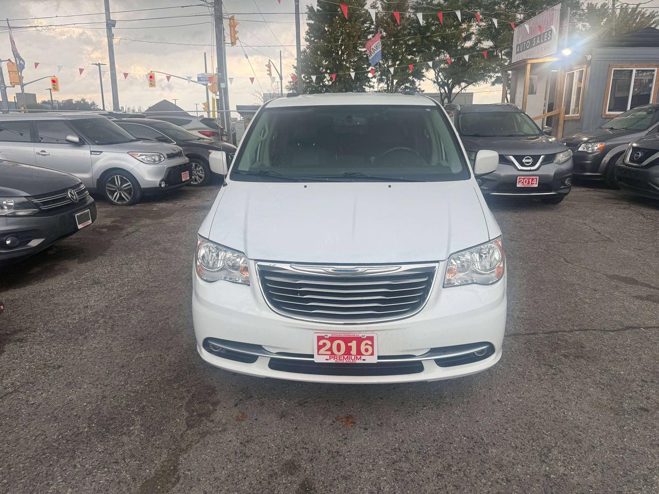 2016 Chrysler Town & Country *** 3 YEAR WARRANTY INCLUDED *** Photo