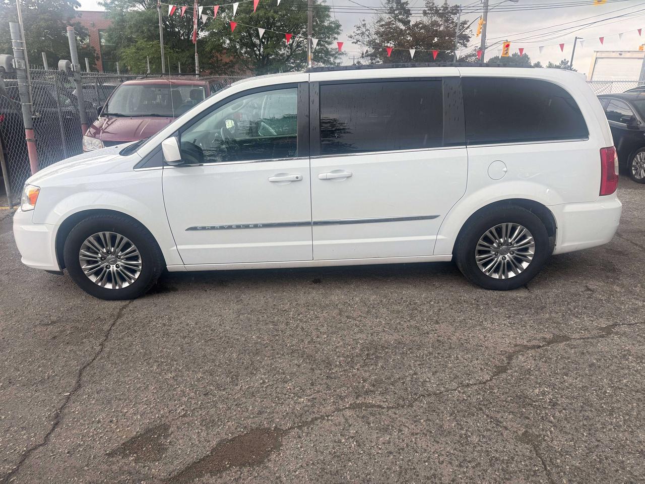 2016 Chrysler Town & Country *** 3 YEAR WARRANTY INCLUDED *** Photo