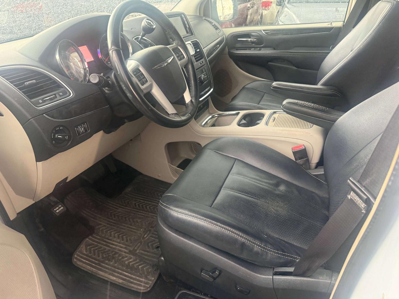 2016 Chrysler Town & Country *** 3 YEAR WARRANTY INCLUDED *** Photo