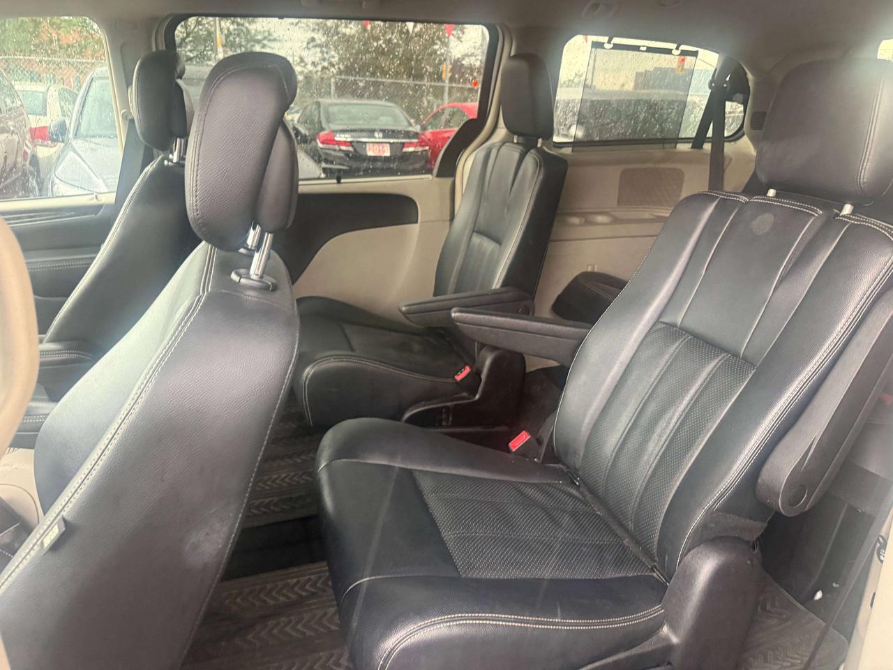 2016 Chrysler Town & Country *** 3 YEAR WARRANTY INCLUDED *** Photo