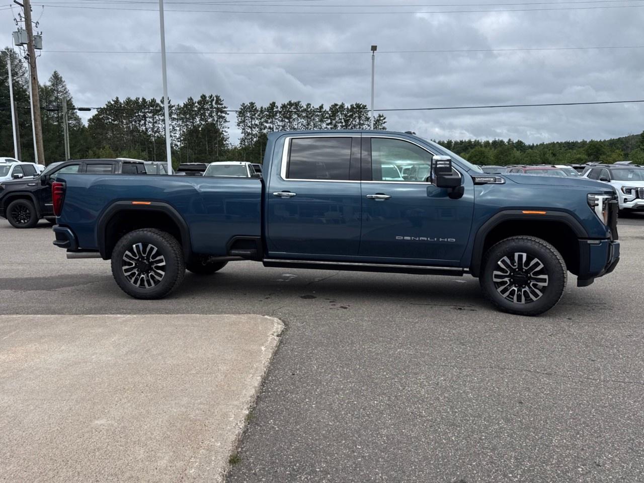 2026 GMC Sierra 3500HD 4WD Crew Cab Long Box Denali Ultimate Photo3