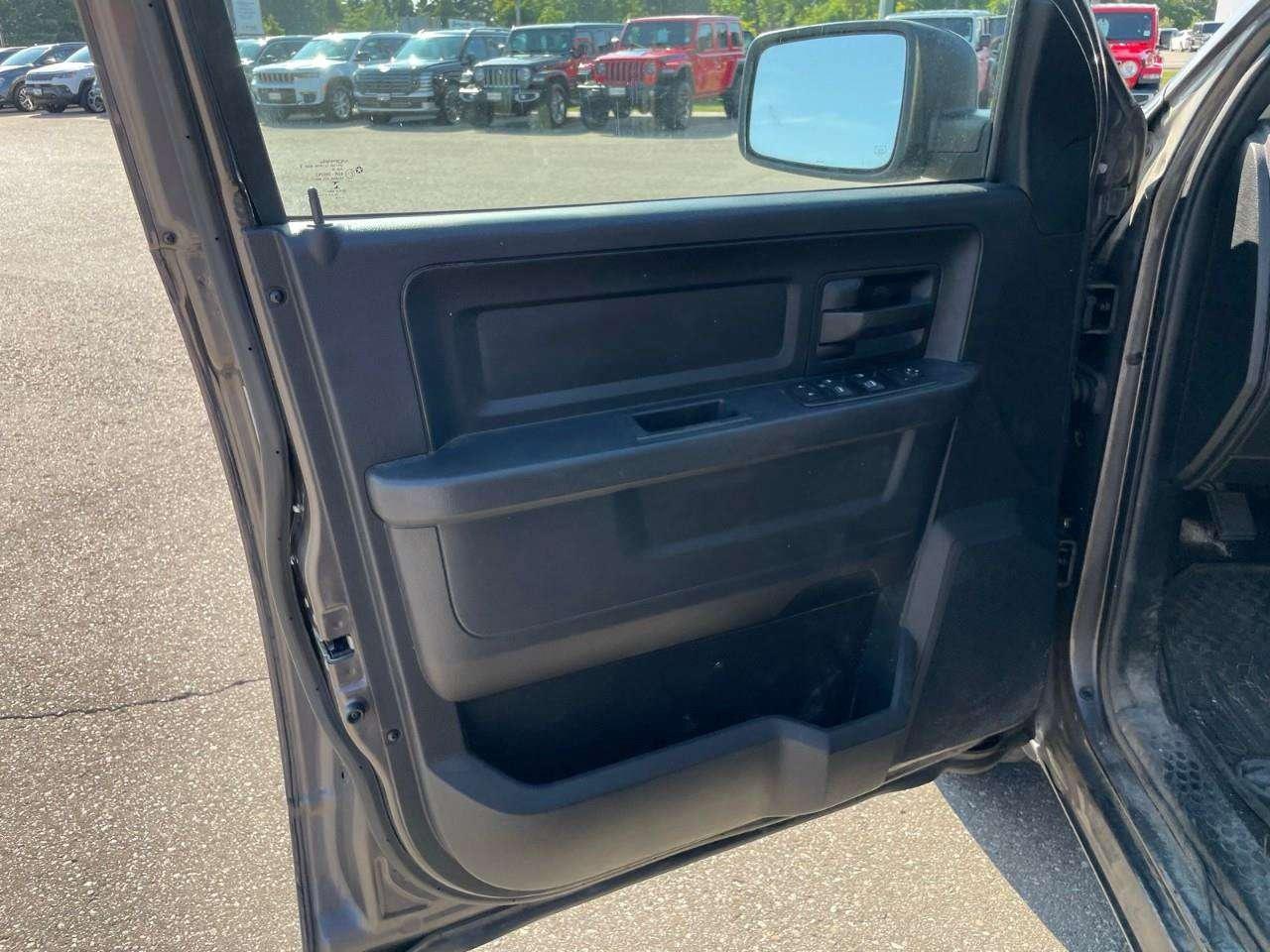 2014 RAM 1500 ACCIDENT FREE   4X4   BACK UP CAM Photo
