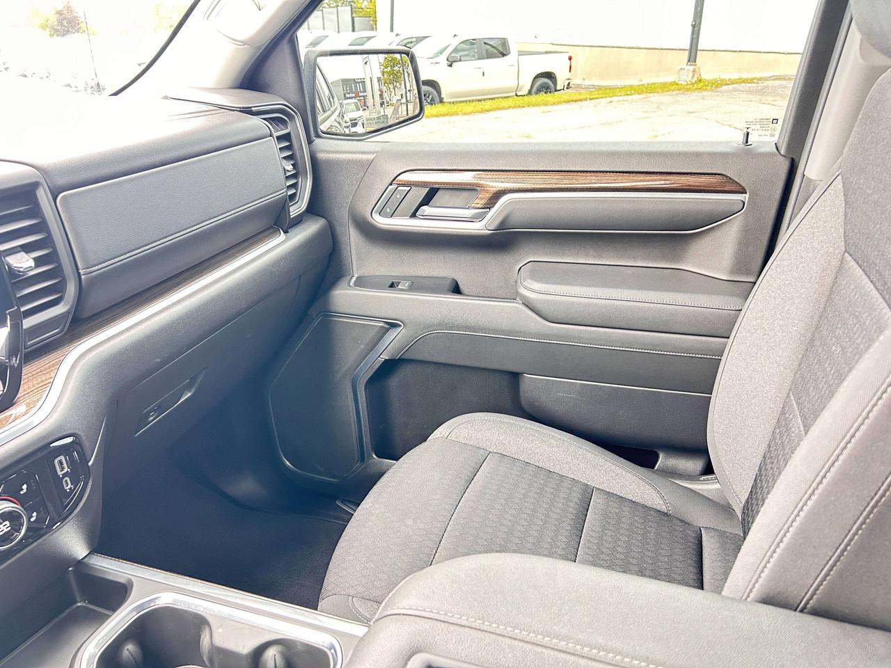2022 Chevrolet Silverado 1500 Crew LT 4WD Photo