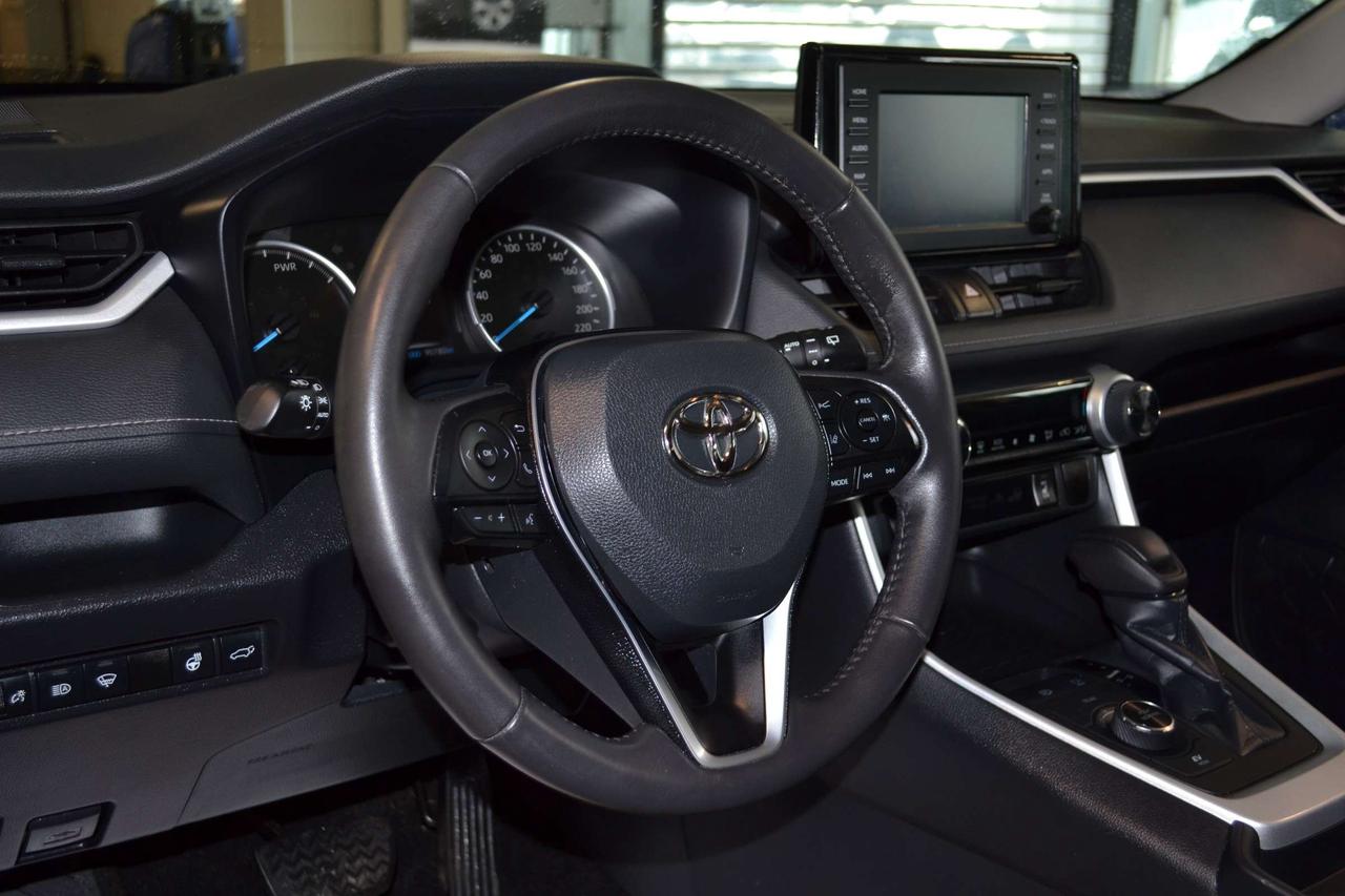2020 Toyota RAV4 XLE Photo3