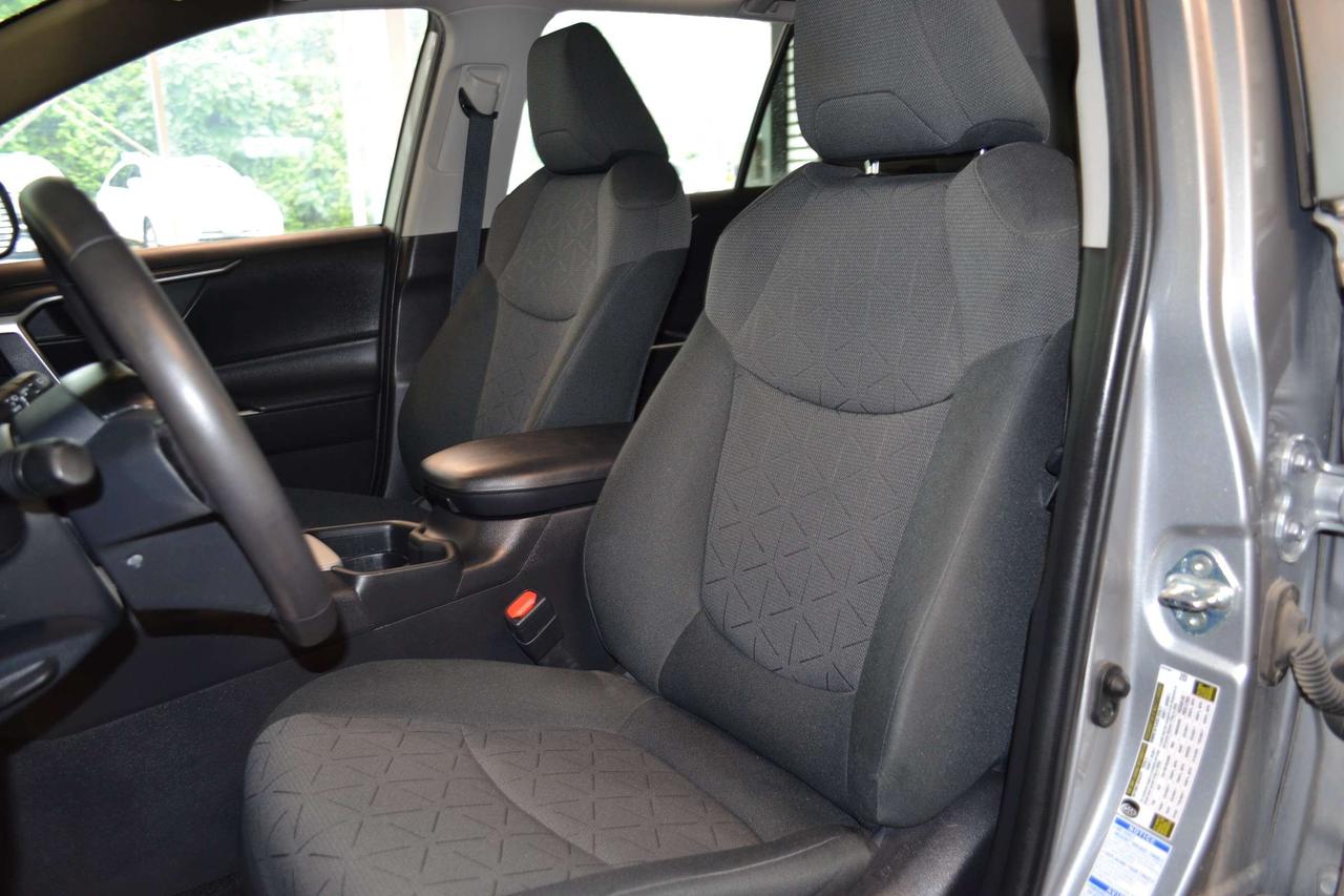 2020 Toyota RAV4 XLE Photo