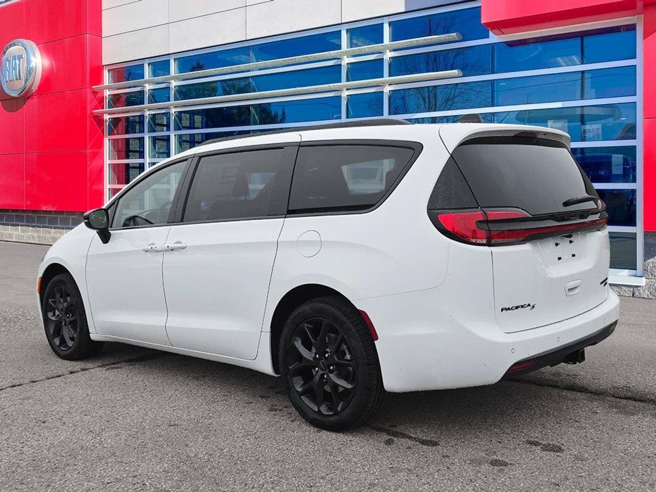 2027 Chrysler Pacifica Limited| TRAILER TOW|AWD|HEATED STEERING WHEEL| Photo