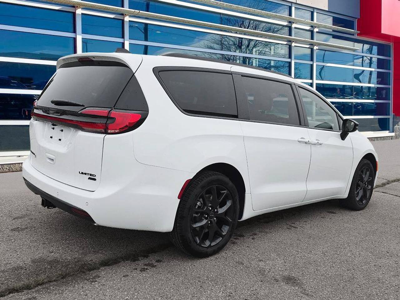 2027 Chrysler Pacifica Limited| TRAILER TOW|AWD|HEATED STEERING WHEEL| Photo