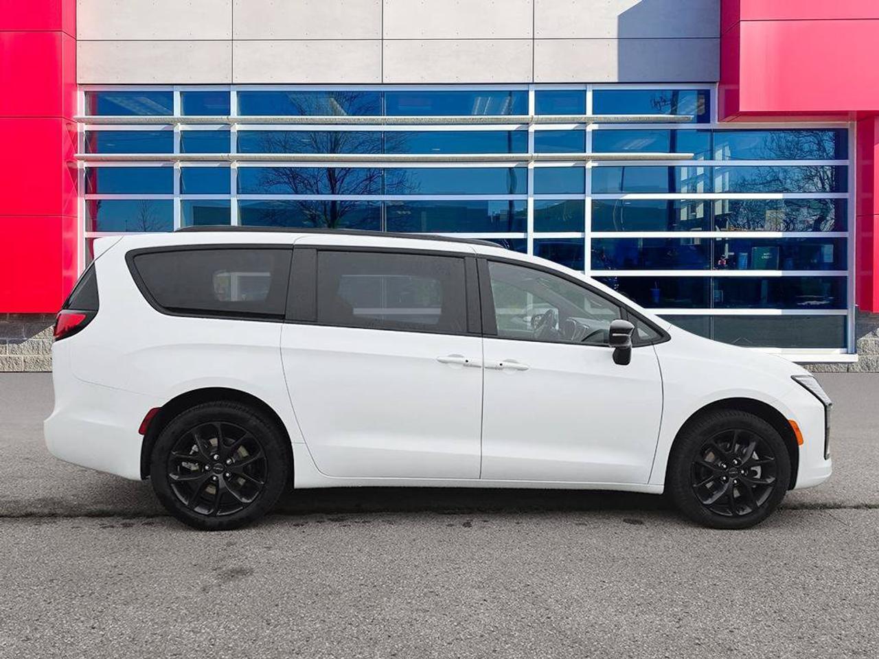 2027 Chrysler Pacifica Limited| TRAILER TOW|AWD|HEATED STEERING WHEEL| Photo