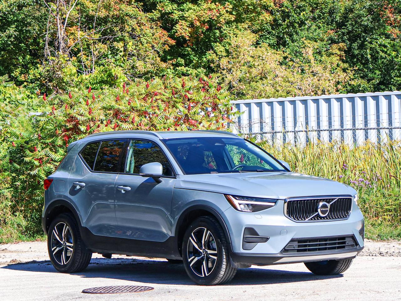2023 Volvo XC40 Core Photo3