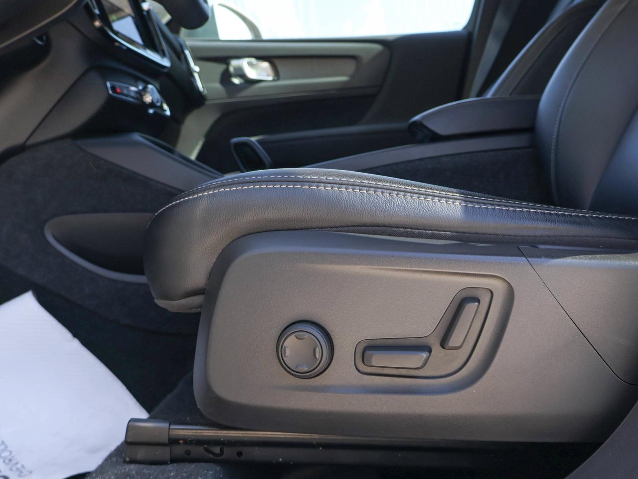 2023 Volvo XC40 Core Photo