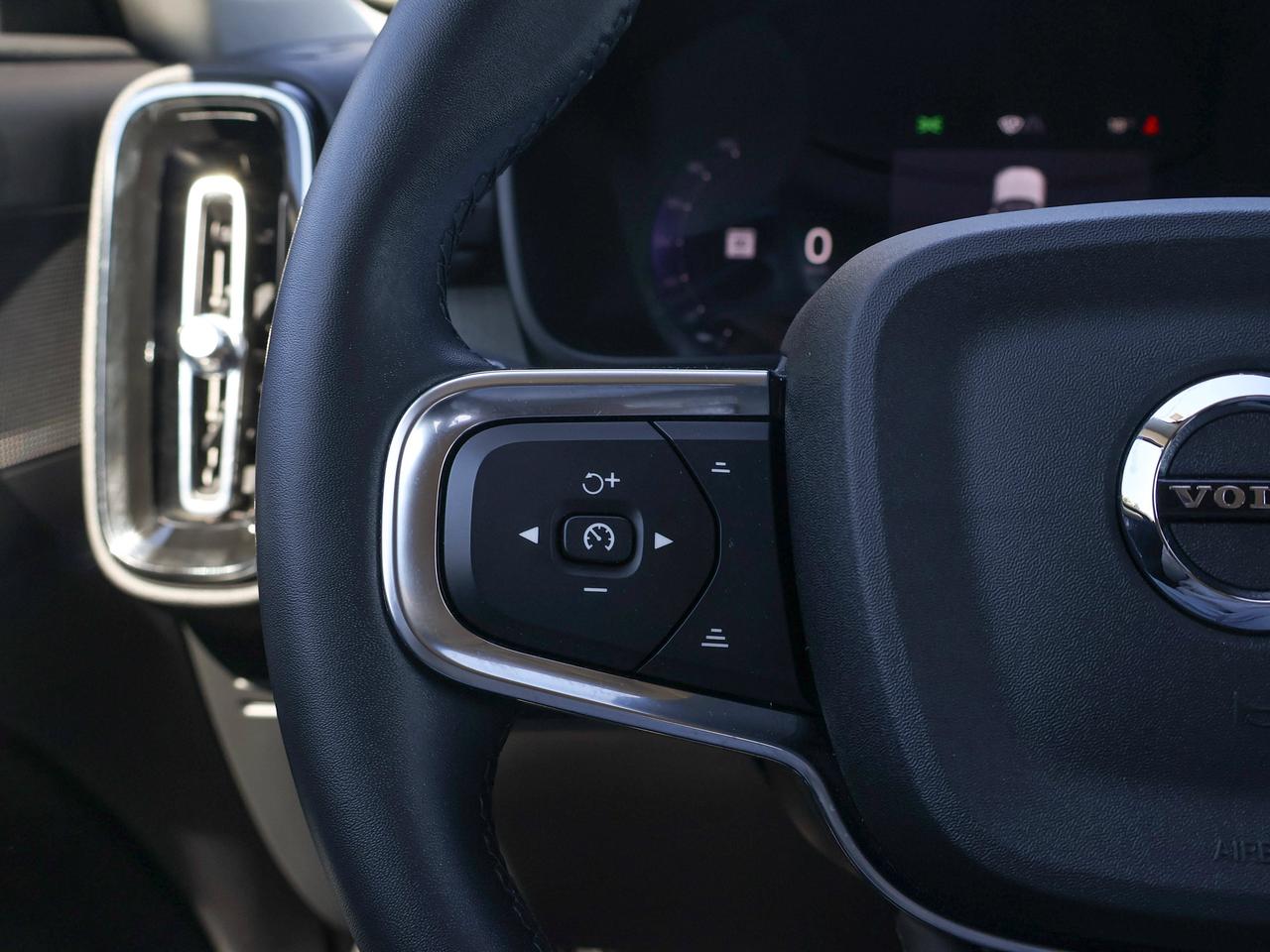 2023 Volvo XC40 Core Photo