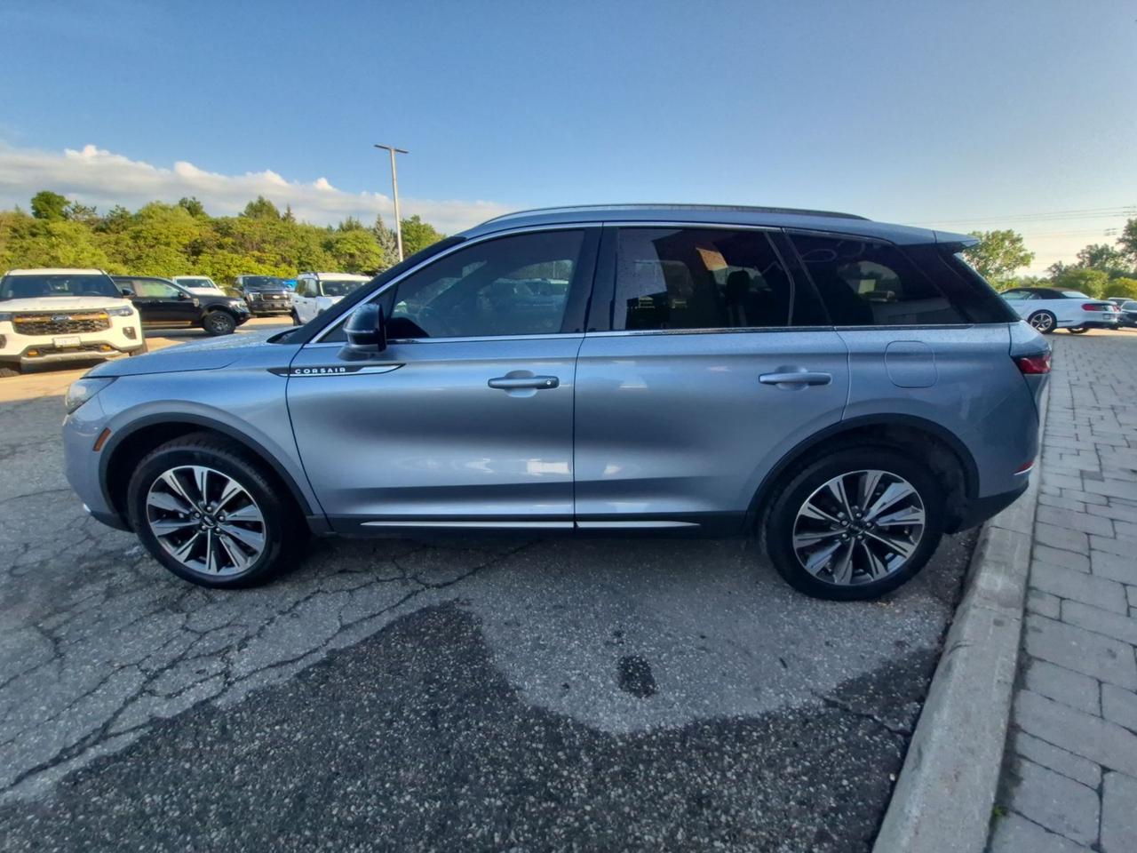 2022 Lincoln Corsair RESERVE, AWD, PANO ROOF, ELEMENTS PACK - HTD WHEEL Photo3