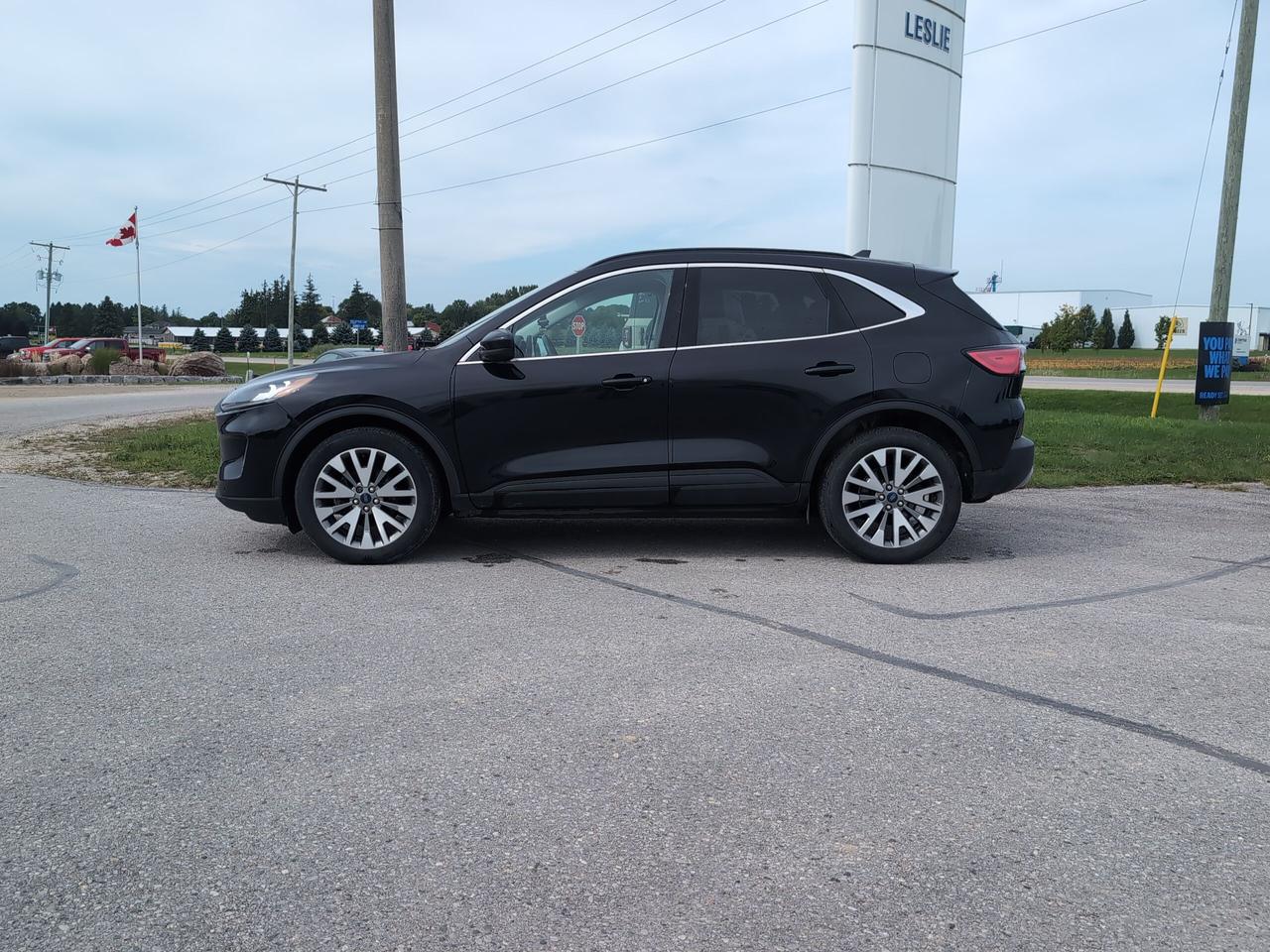 2022 Ford Escape Titanium AWD Photo2