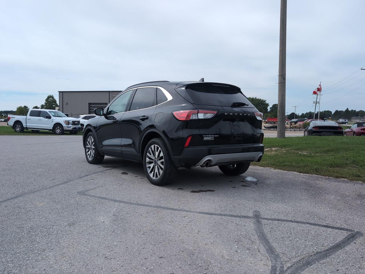 2022 Ford Escape Titanium AWD Photo3