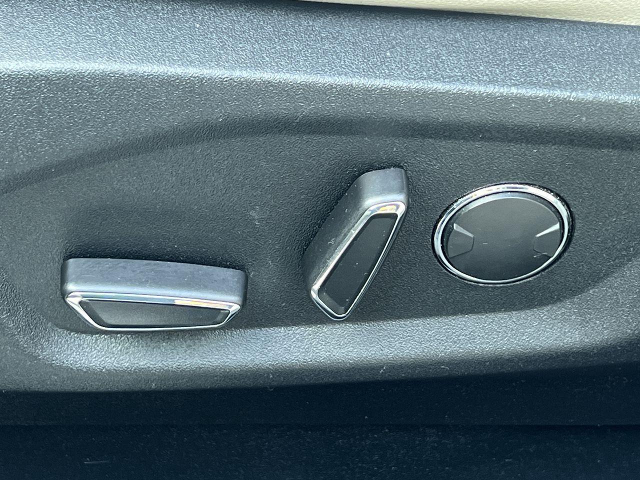 2019 Ford Edge Titanium AWD, HEATED LEATHER SEATS, NAV, REVERSE CAM, MOONROOF, POWER LIFTGATE!! Photo