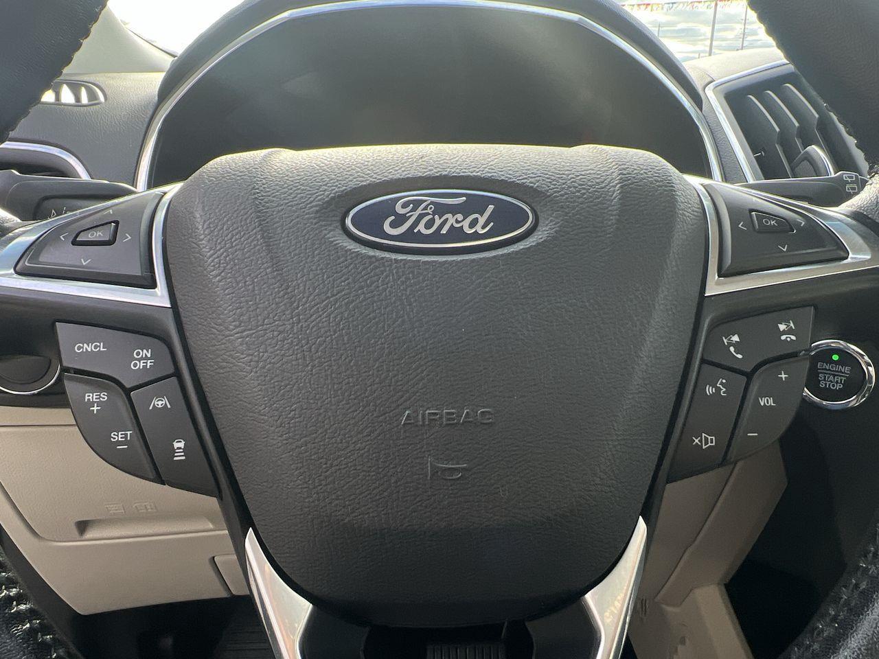 2019 Ford Edge Titanium AWD, HEATED LEATHER SEATS, NAV, REVERSE CAM, MOONROOF, POWER LIFTGATE!! Photo
