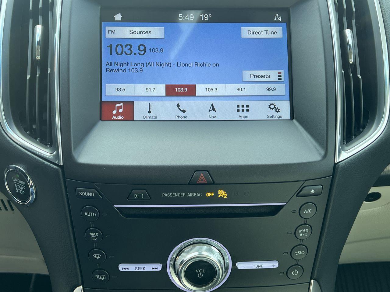2019 Ford Edge Titanium AWD, HEATED LEATHER SEATS, NAV, REVERSE CAM, MOONROOF, POWER LIFTGATE!! Photo