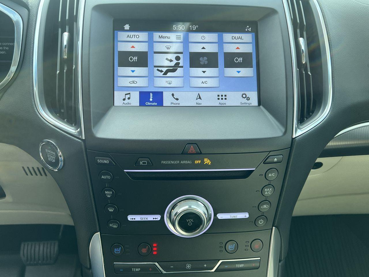 2019 Ford Edge Titanium AWD, HEATED LEATHER SEATS, NAV, REVERSE CAM, MOONROOF, POWER LIFTGATE!! Photo