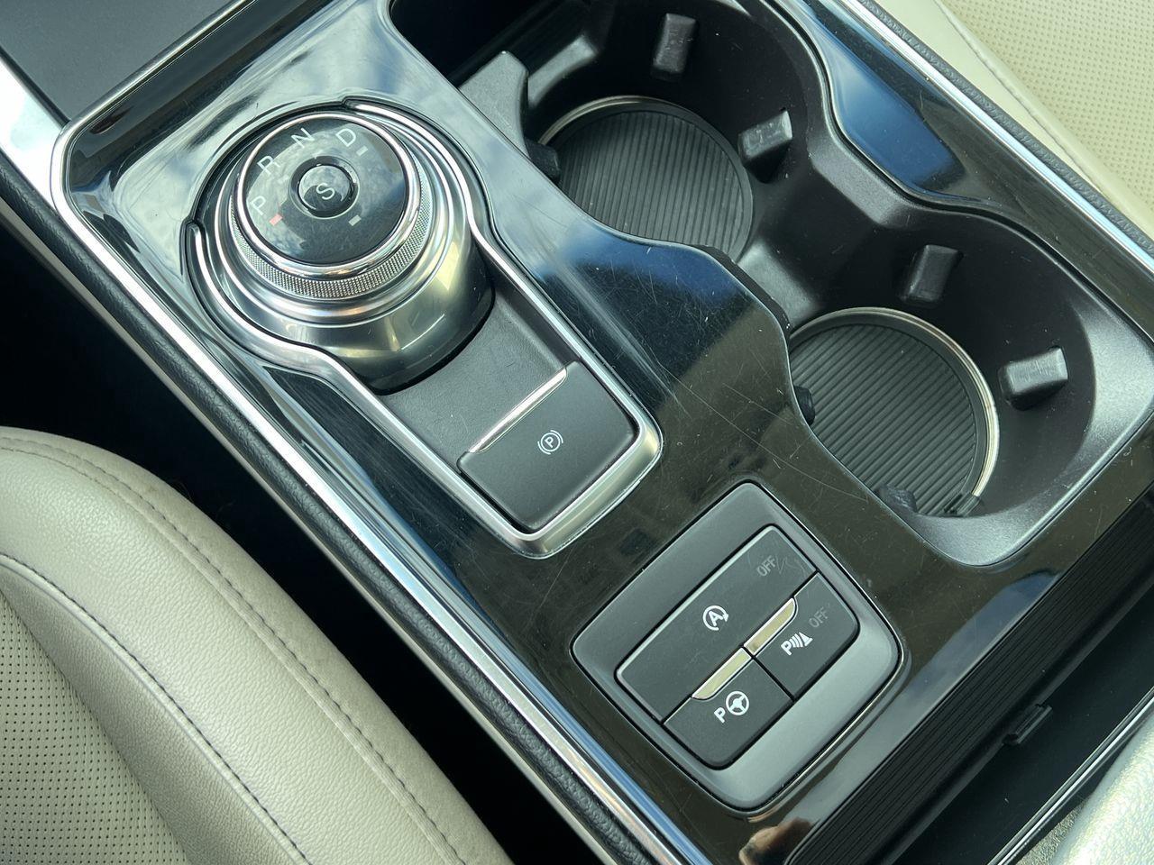 2019 Ford Edge Titanium AWD, HEATED LEATHER SEATS, NAV, REVERSE CAM, MOONROOF, POWER LIFTGATE!! Photo