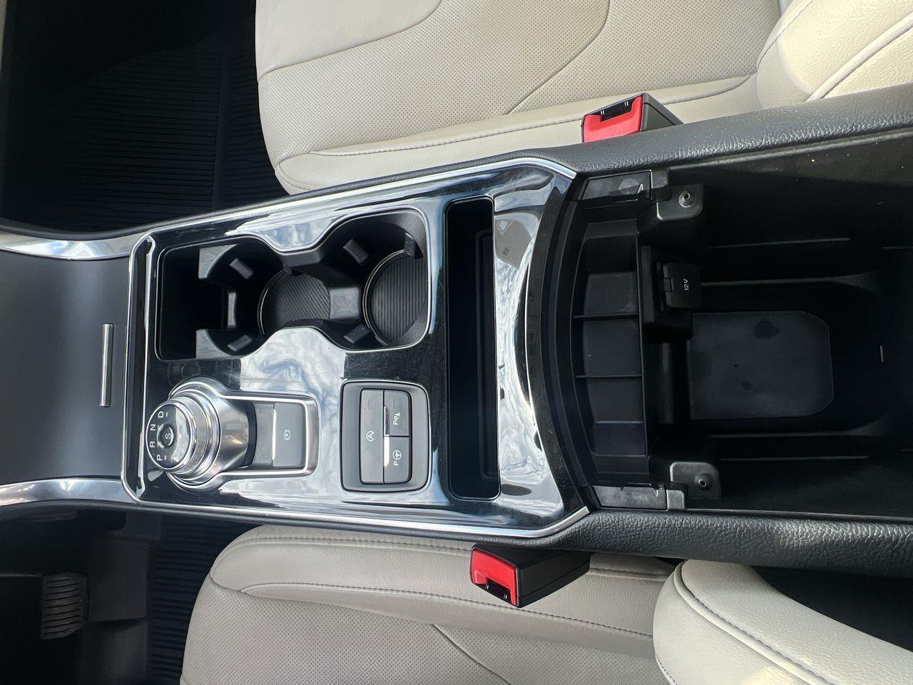 2019 Ford Edge Titanium AWD, HEATED LEATHER SEATS, NAV, REVERSE CAM, MOONROOF, POWER LIFTGATE!! Photo