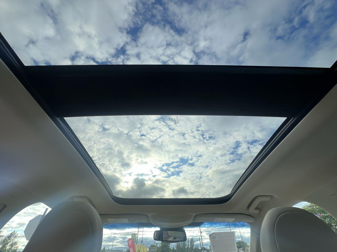 2019 Ford Edge Titanium AWD, HEATED LEATHER SEATS, NAV, REVERSE CAM, MOONROOF, POWER LIFTGATE!! Photo
