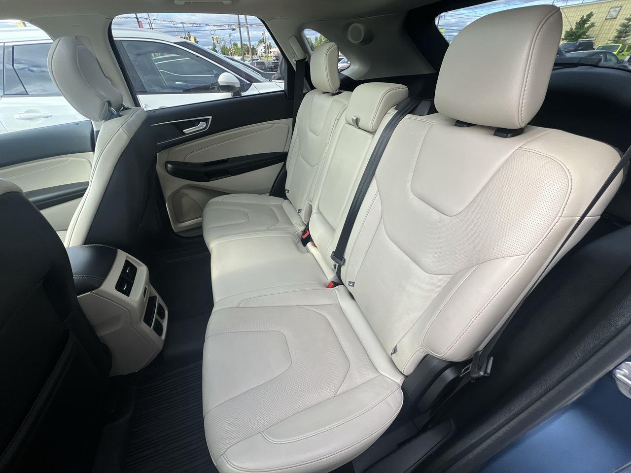 2019 Ford Edge Titanium AWD, HEATED LEATHER SEATS, NAV, REVERSE CAM, MOONROOF, POWER LIFTGATE!! Photo