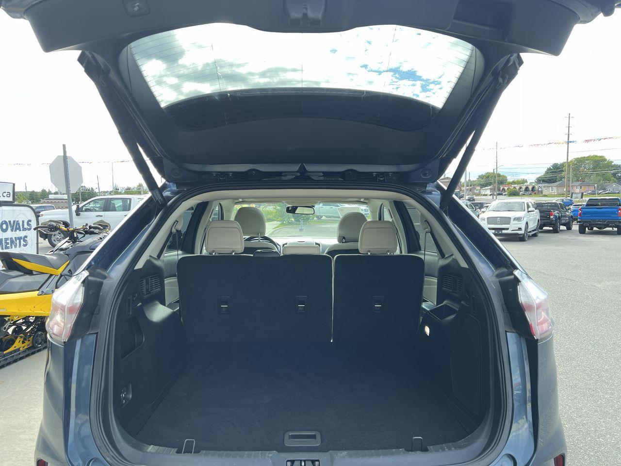 2019 Ford Edge Titanium AWD, HEATED LEATHER SEATS, NAV, REVERSE CAM, MOONROOF, POWER LIFTGATE!! Photo