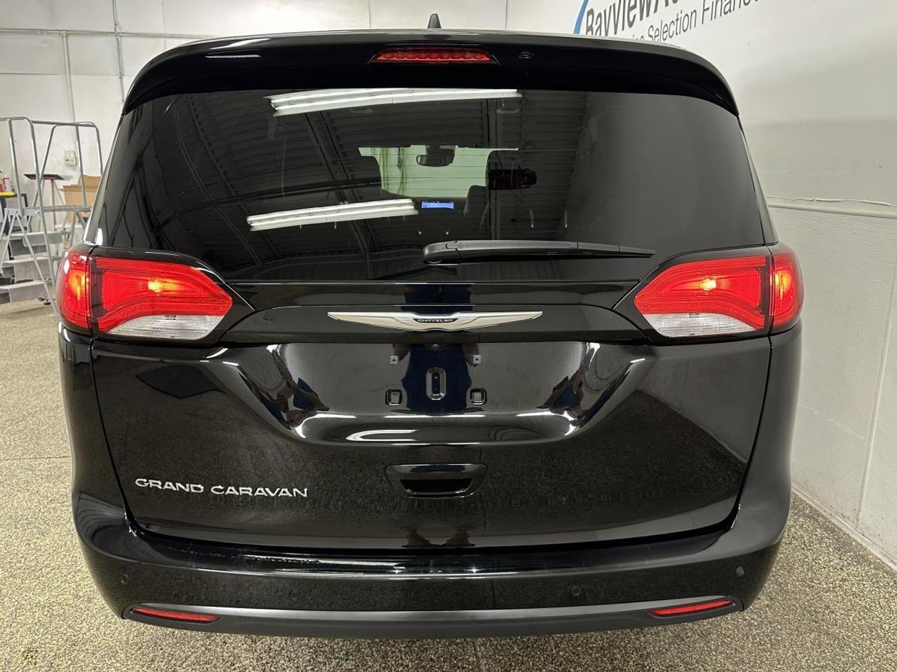 2025 Dodge Grand Caravan SXT/LEATHER/NAVI/PWR DOORS/OFF 1 OWNER LEASE! Photo