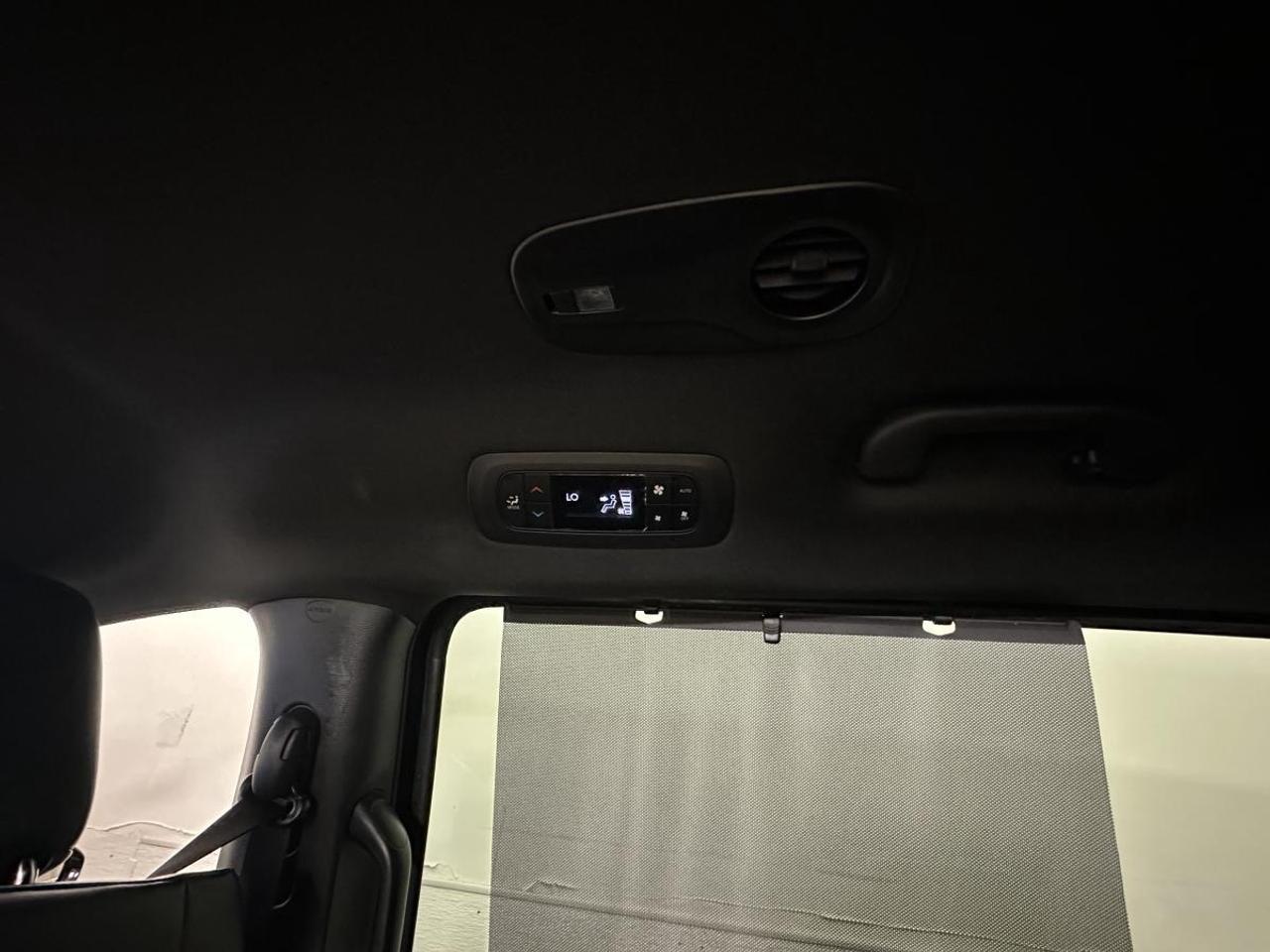 2025 Dodge Grand Caravan SXT/LEATHER/NAVI/PWR DOORS/OFF 1 OWNER LEASE! Photo