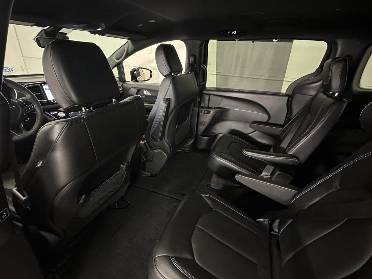 2025 Dodge Grand Caravan SXT/LEATHER/NAVI/PWR DOORS/OFF 1 OWNER LEASE! Photo