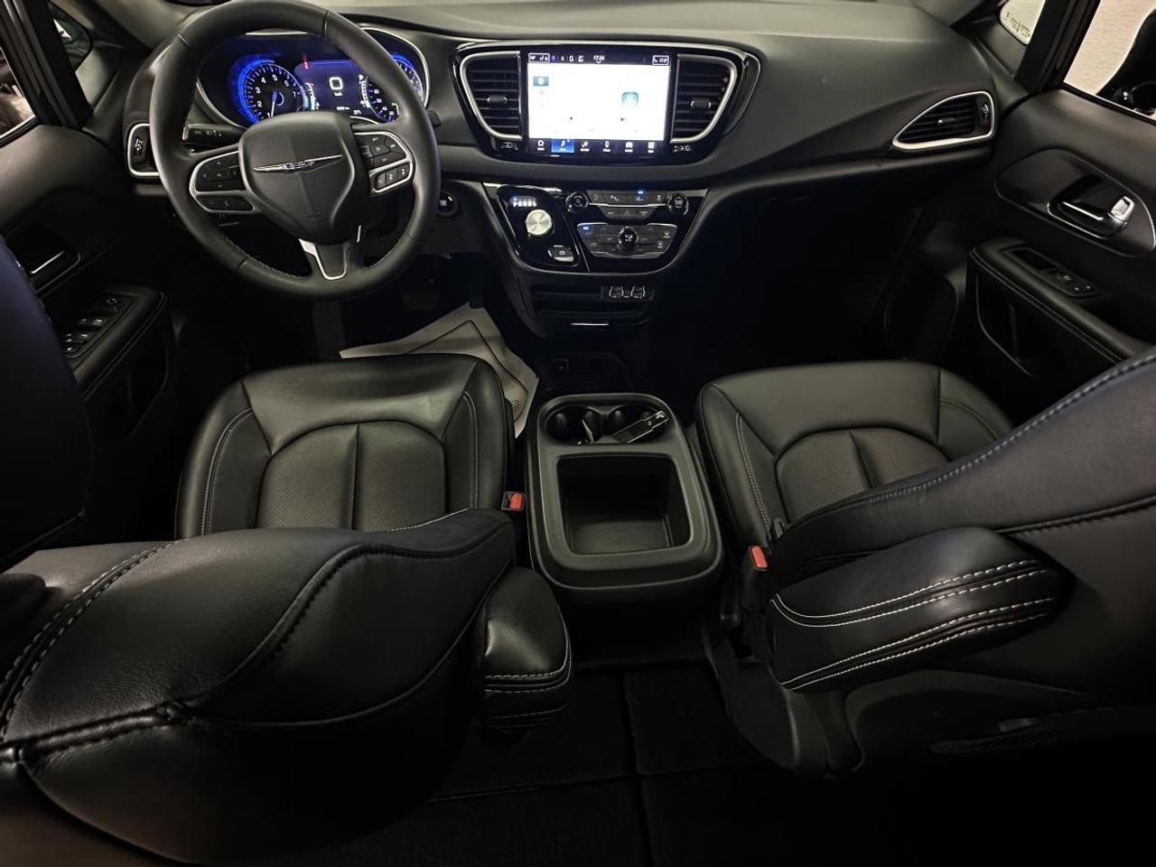 2025 Dodge Grand Caravan SXT/LEATHER/NAVI/PWR DOORS/OFF 1 OWNER LEASE! Photo