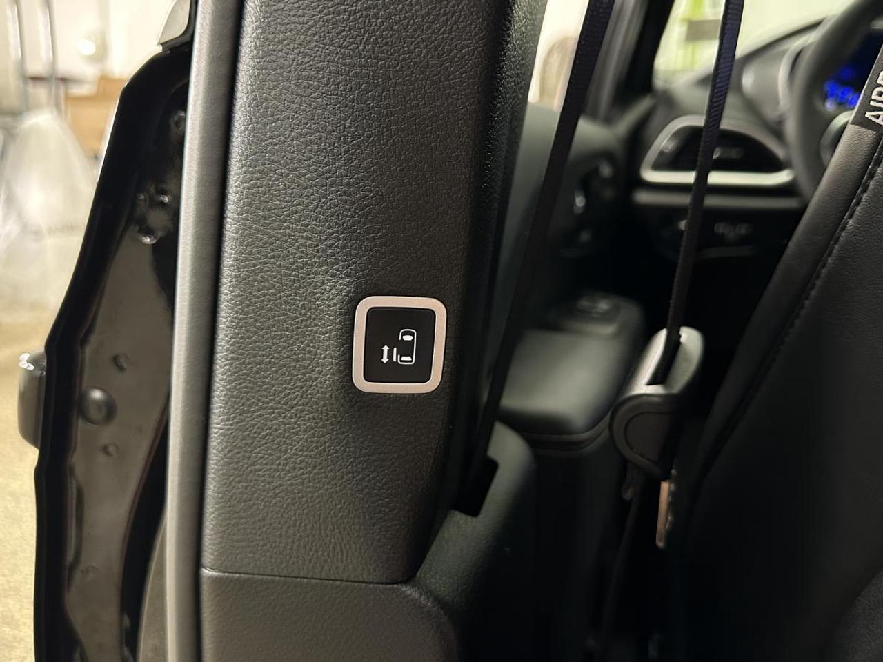 2025 Dodge Grand Caravan SXT/LEATHER/NAVI/PWR DOORS/OFF 1 OWNER LEASE! Photo