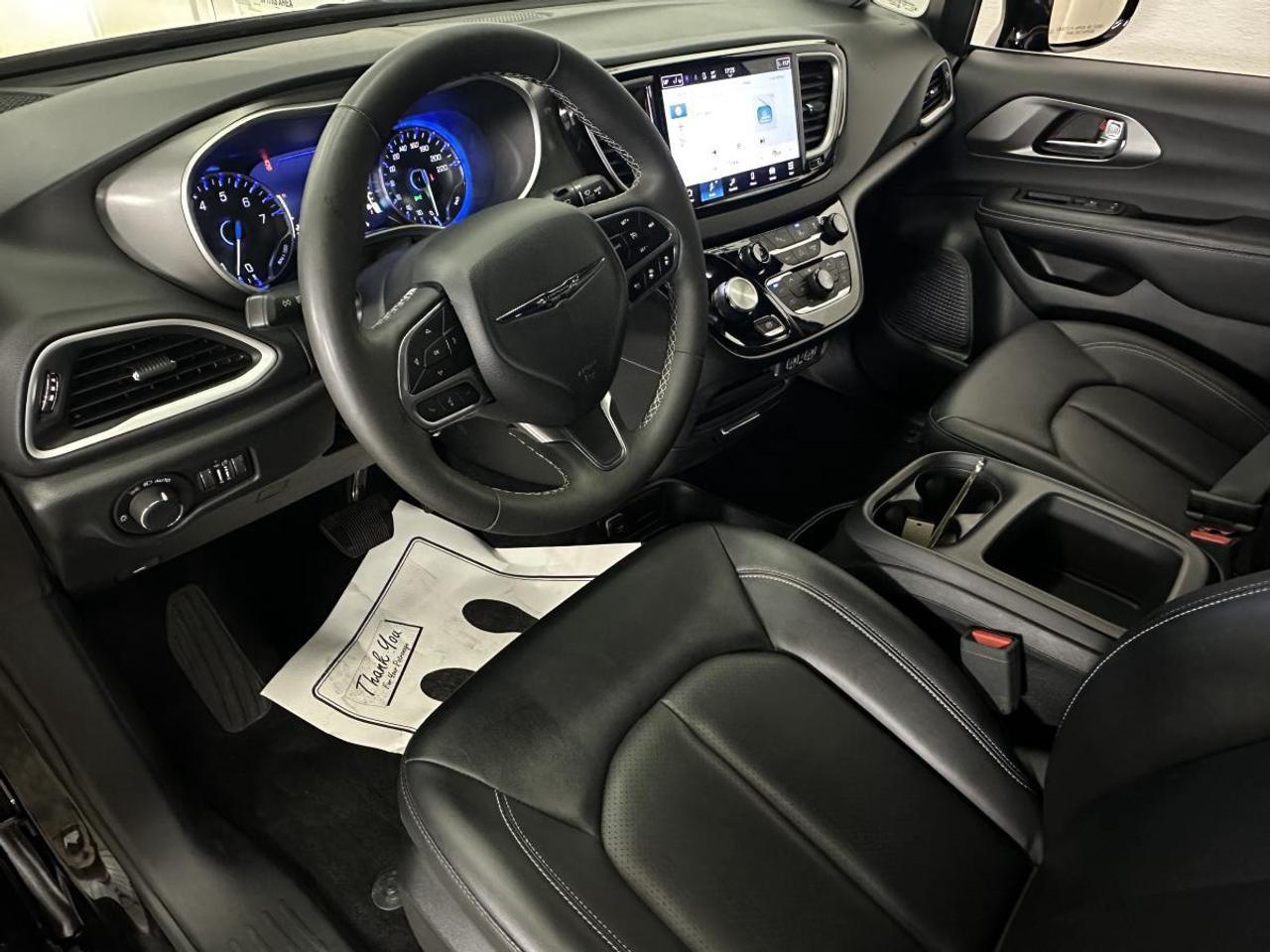 2025 Dodge Grand Caravan SXT/LEATHER/NAVI/PWR DOORS/OFF 1 OWNER LEASE! Photo