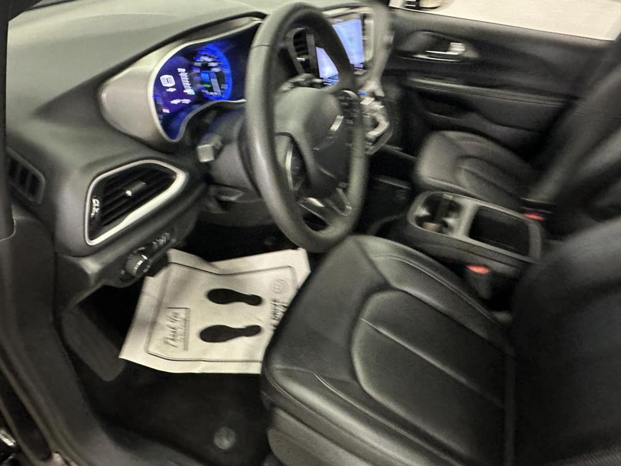 2025 Dodge Grand Caravan SXT/LEATHER/NAVI/PWR DOORS/OFF 1 OWNER LEASE! Photo