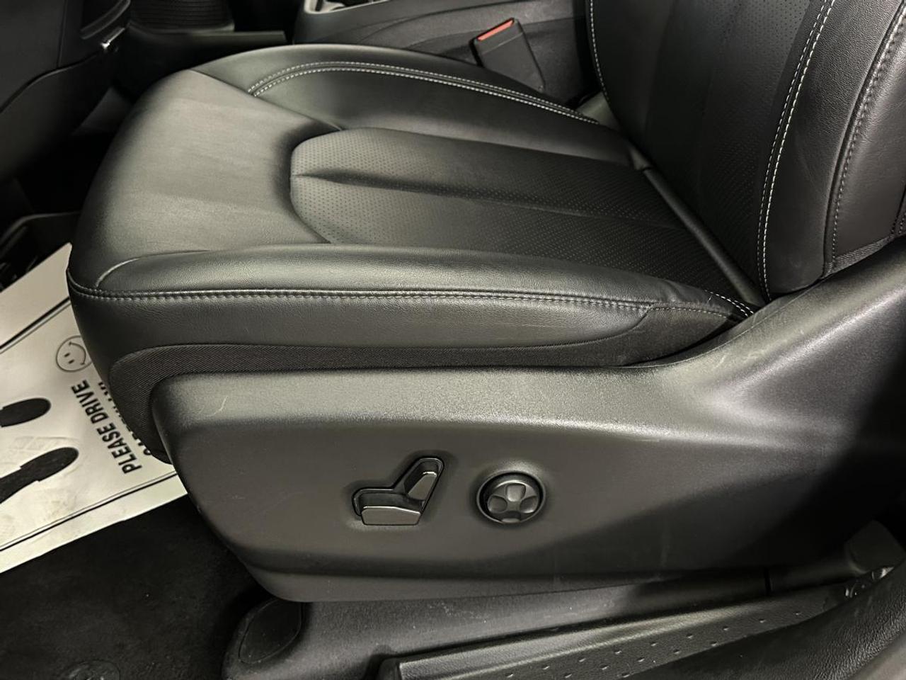 2025 Dodge Grand Caravan SXT/LEATHER/NAVI/PWR DOORS/OFF 1 OWNER LEASE! Photo
