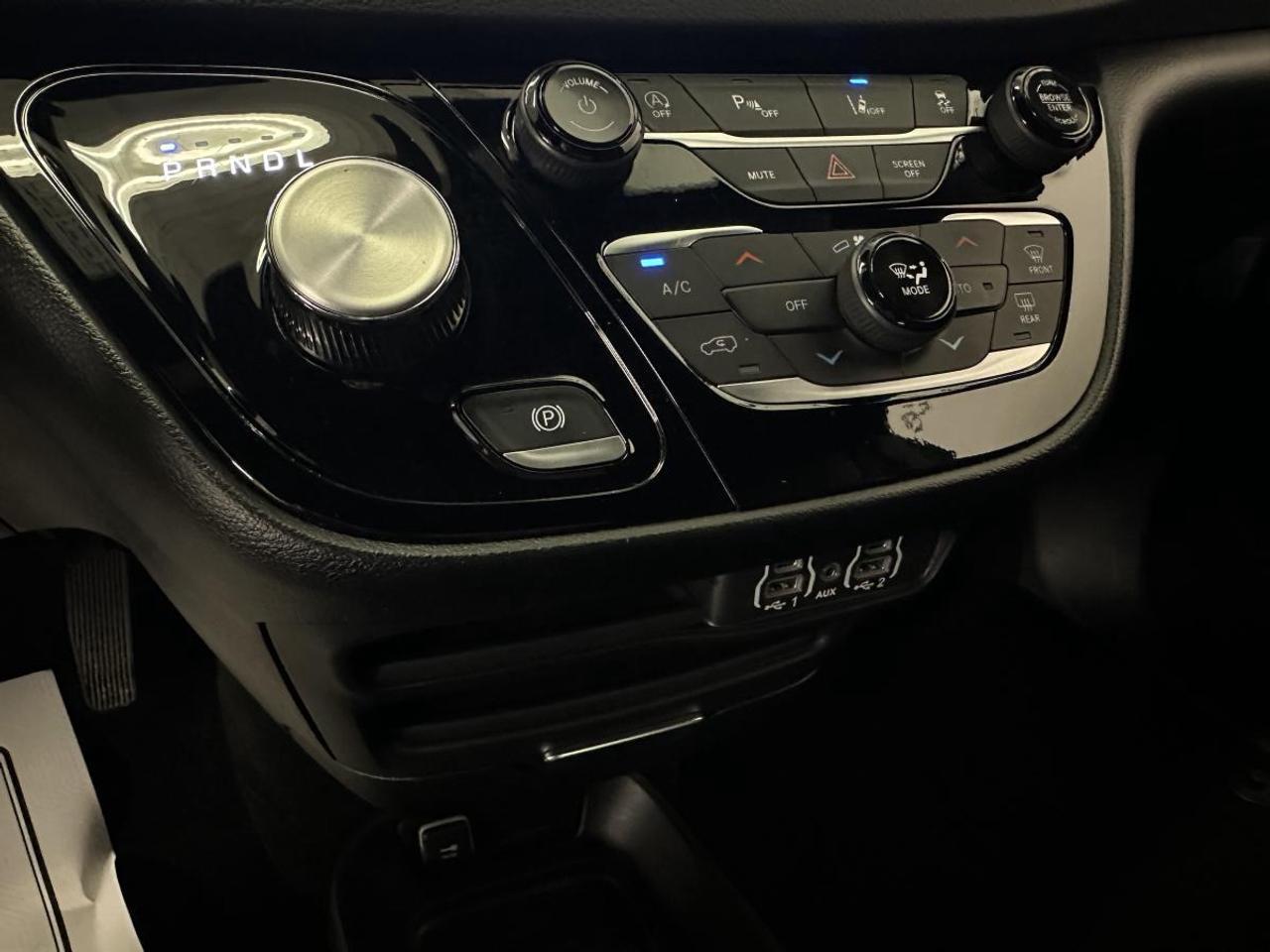 2025 Dodge Grand Caravan SXT/LEATHER/NAVI/PWR DOORS/OFF 1 OWNER LEASE! Photo