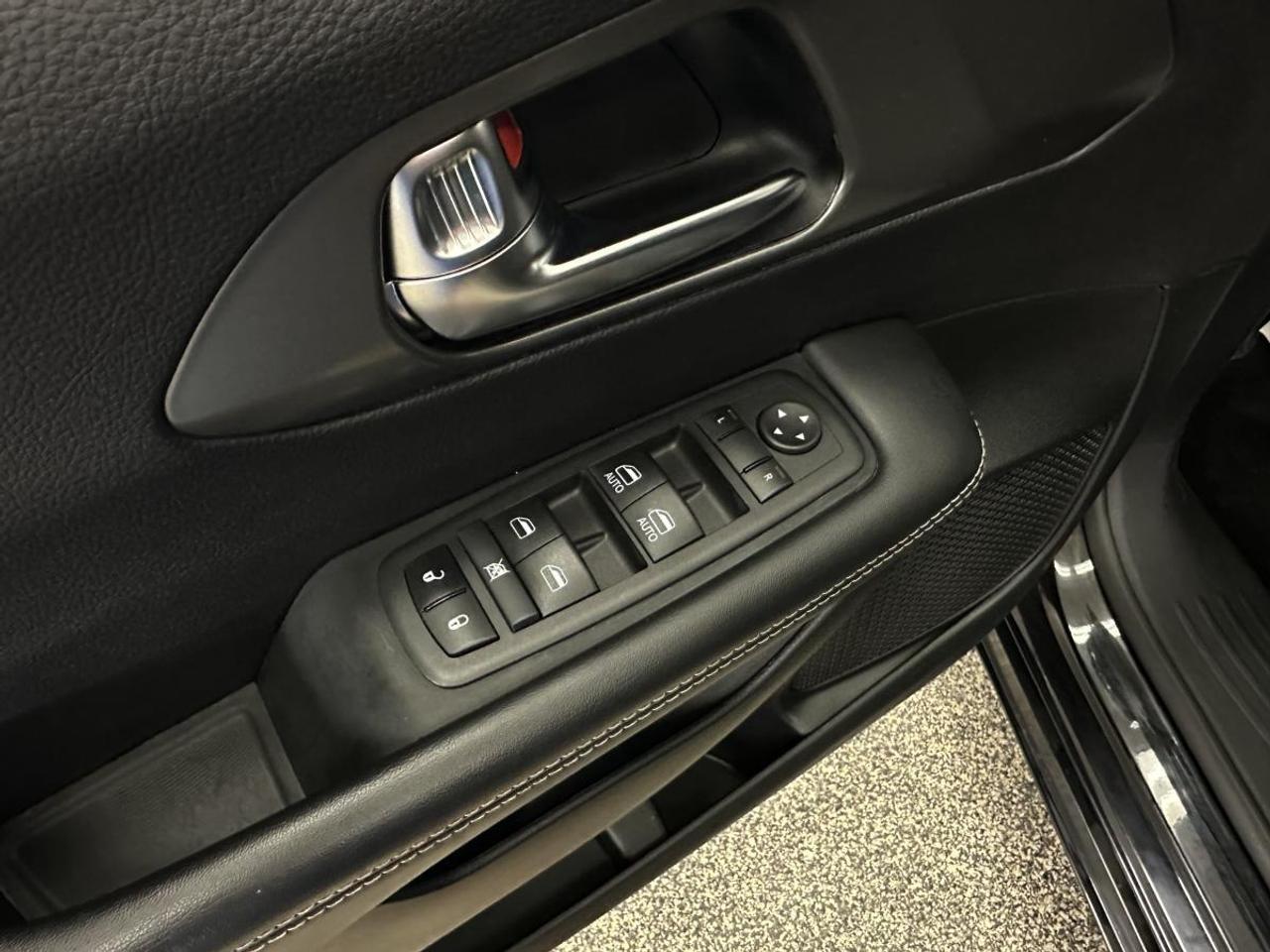 2025 Dodge Grand Caravan SXT/LEATHER/NAVI/PWR DOORS/OFF 1 OWNER LEASE! Photo