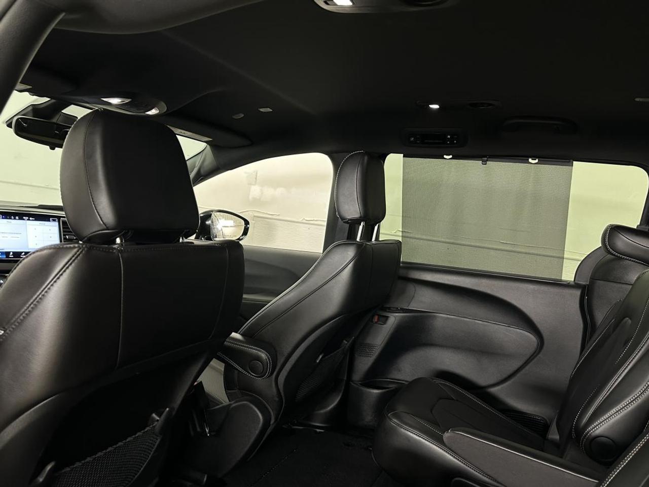2025 Dodge Grand Caravan SXT/LEATHER/NAVI/PWR DOORS/OFF 1 OWNER LEASE! Photo