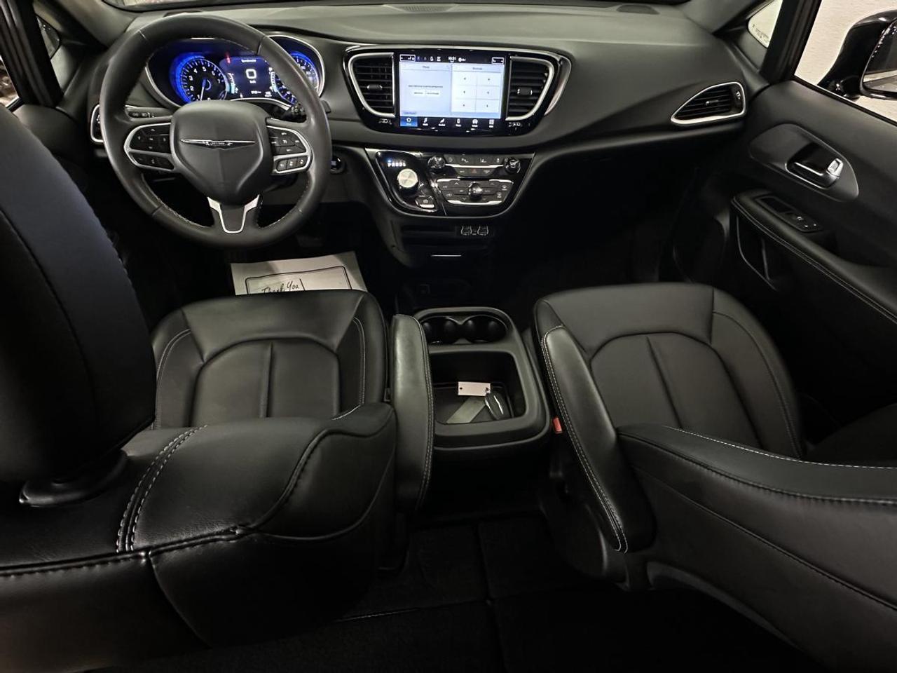 2025 Dodge Grand Caravan SXT/LEATHER/NAVI/PWR DOORS/OFF 1 OWNER LEASE! Photo