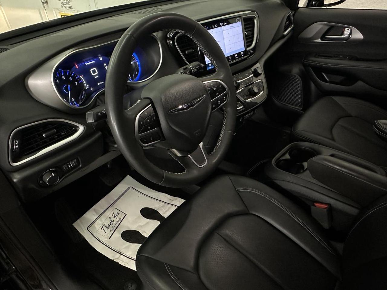 2025 Dodge Grand Caravan SXT/LEATHER/NAVI/PWR DOORS/OFF 1 OWNER LEASE! Photo