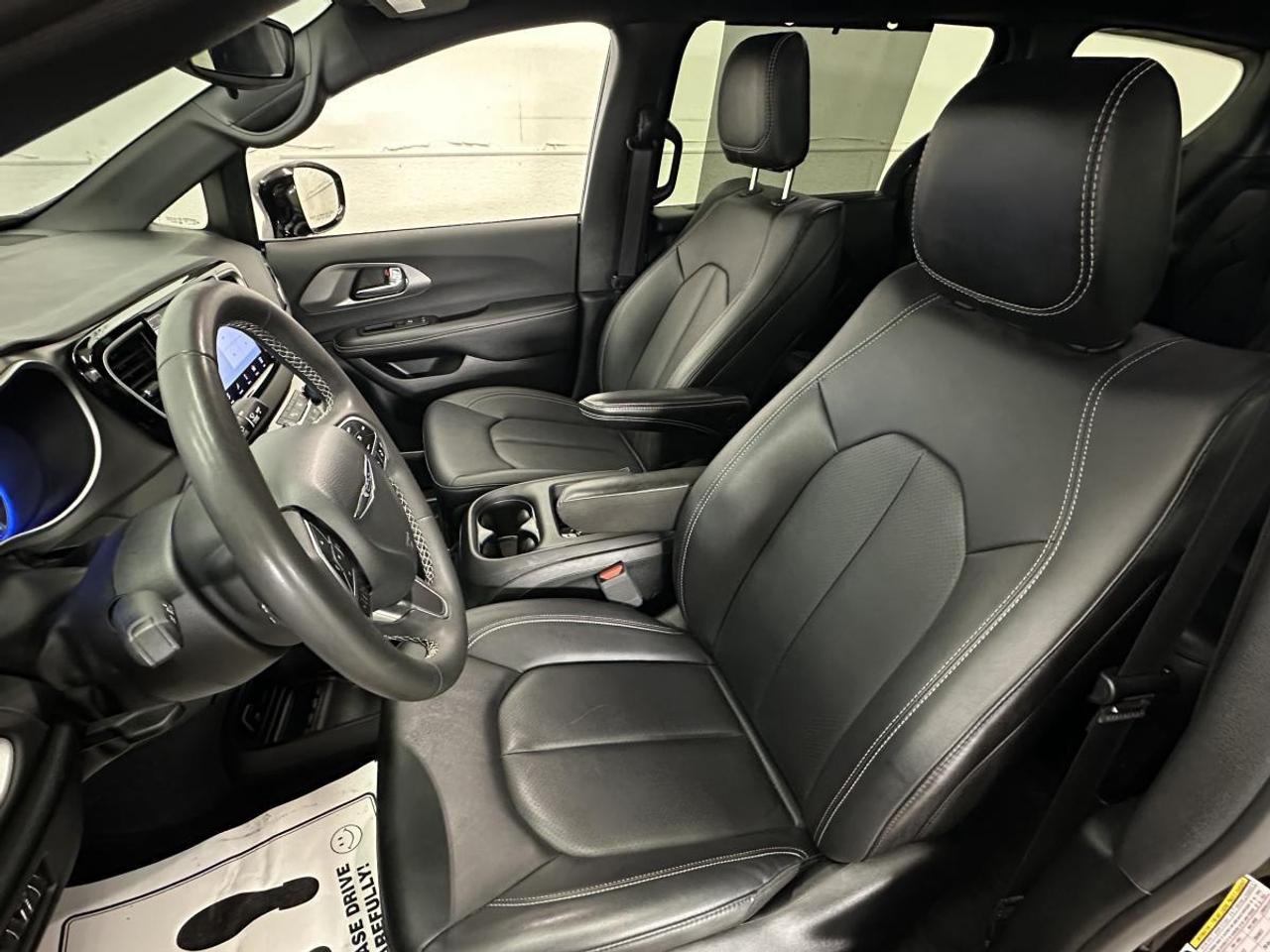 2025 Dodge Grand Caravan SXT/LEATHER/NAVI/PWR DOORS/OFF 1 OWNER LEASE! Photo