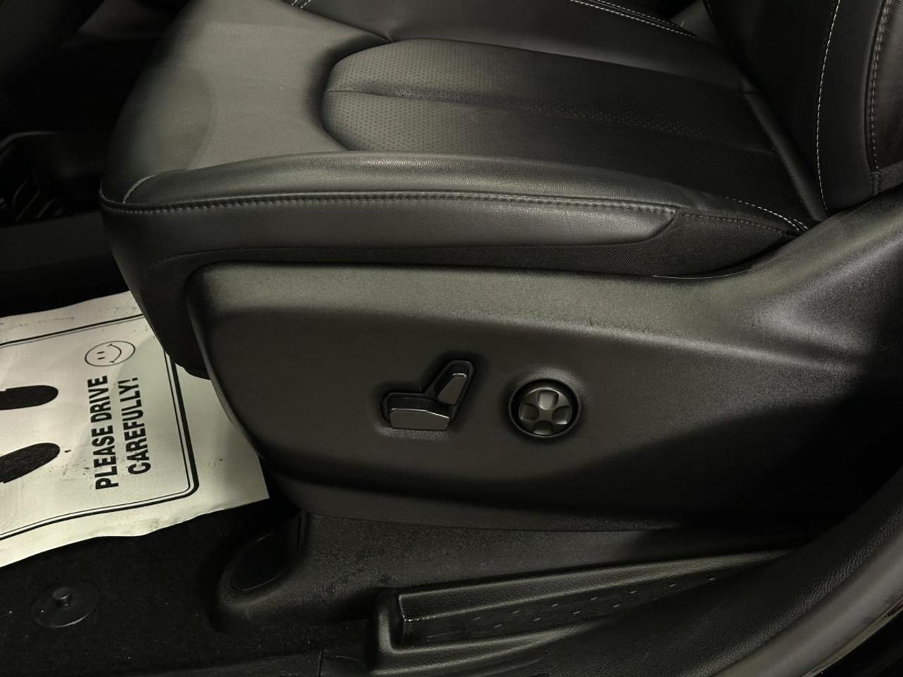 2025 Dodge Grand Caravan SXT/LEATHER/NAVI/PWR DOORS/OFF 1 OWNER LEASE! Photo