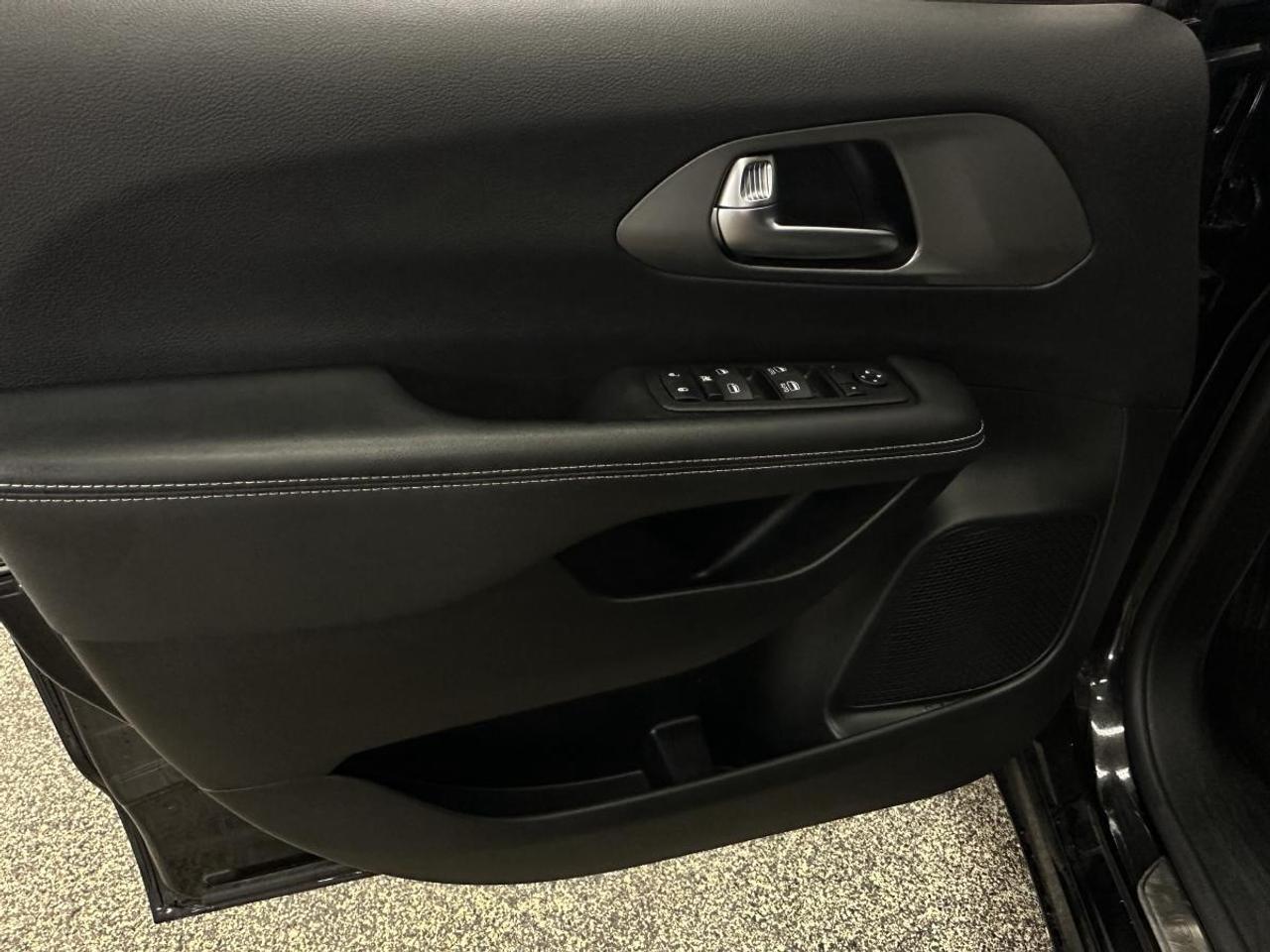 2025 Dodge Grand Caravan SXT/LEATHER/NAVI/PWR DOORS/OFF 1 OWNER LEASE! Photo