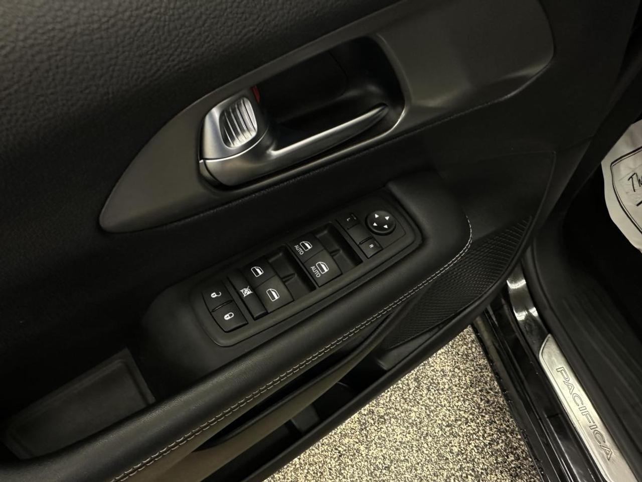 2025 Dodge Grand Caravan SXT/LEATHER/NAVI/PWR DOORS/OFF 1 OWNER LEASE! Photo